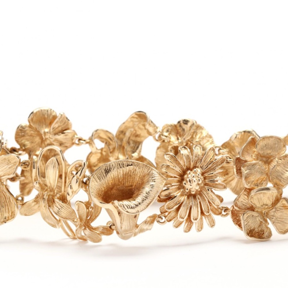 Elegant Gold Floral Bracelet - Picture 3 of 7